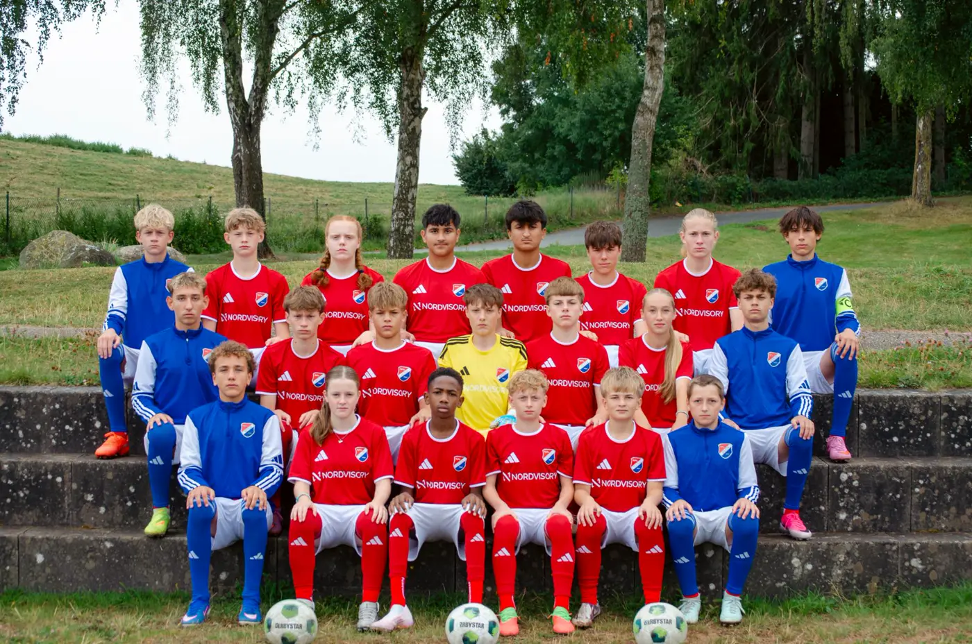 Mannschaftsfoto der U15 der SpVg Eidertal Molfsee in roten Trikots mit NORDVISORY-Schriftzug